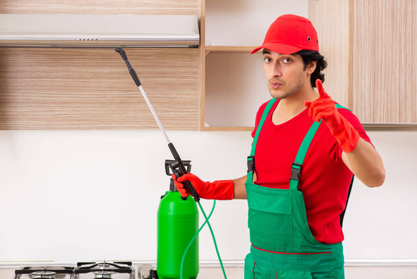 Профессиональный подрядчик по борьбе с вредителями на кухне
 - Фото, изображение