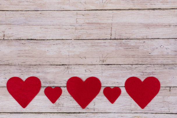 Bílé dřevěné svatého Valentýna pozadí s červeným srdcem, kopie prostor. Symbol lásky, láska koncepce, pohled shora, ploché rozložení - Fotografie, Obrázek