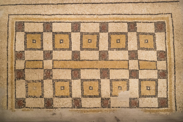 Αρχαία βυζαντινά φυσικά πέτρινα ψηφιδωτά πλακιδίων με γεωμετρικά σχέδια, όρος Nebo, Ιορδανία, Μέση Ανατολή. - Φωτογραφία, εικόνα