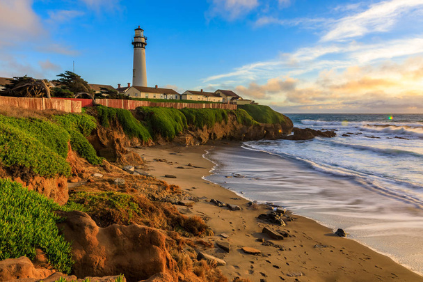 Хвиль на березі, Голуб точка маяк на узбережжя Північної Каліфорнії Тихого океану поблизу Сполучені незадовго до заходу сонця - Фото, зображення