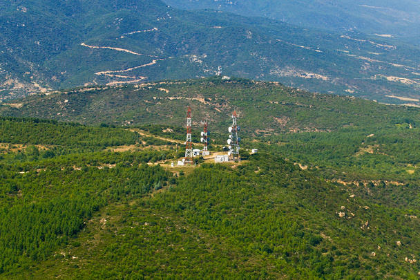 Torres de telecomunicaciones en la cima de la colina, aéreas
 - Foto, Imagen