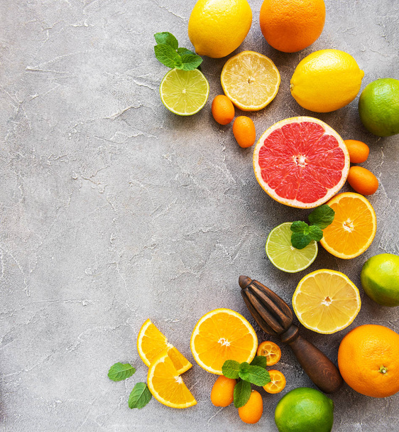 svěží citrusy na konkrétní pozadí - Fotografie, Obrázek