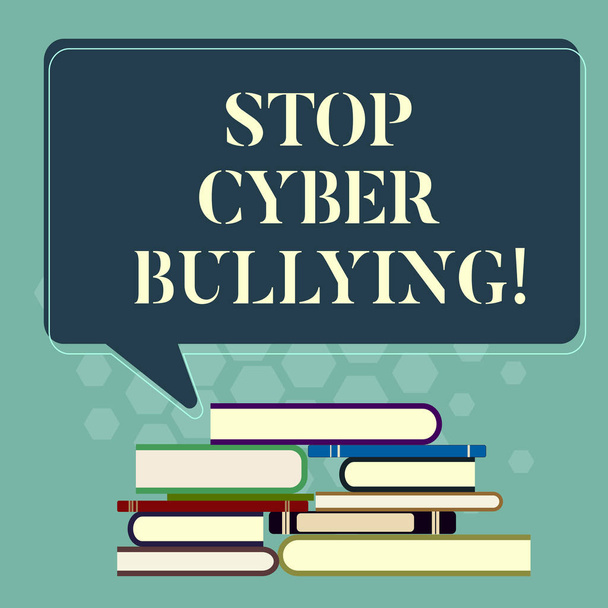 Слова, пишущие текст Stop Cyber Bullying. Бизнес-концепция по предотвращению использования электронного коммуникационного хулигана, демонстрирующего неравномерную кучу жестких книг и пустой прямоугольный цветной пузырь речи
. - Фото, изображение