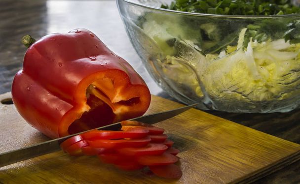 Couper le poivron rouge. faire de la salade au poivron
. - Photo, image