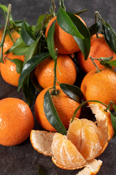 un primer plano de deliciosas mandarinas con hojas
 - Foto, imagen