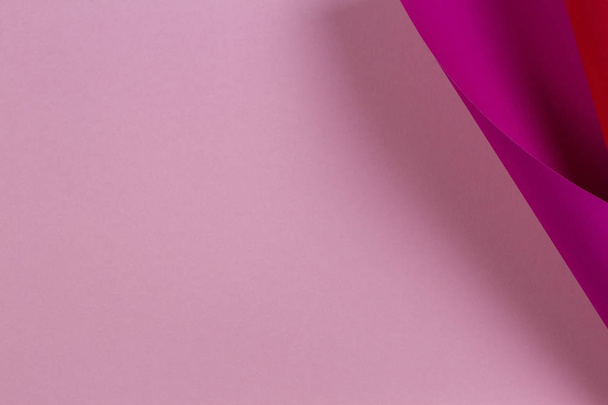 Абстрактная геометрическая форма розовый магента на красном бумажном фоне
 - Фото, изображение