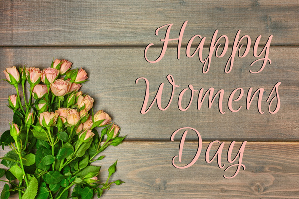 Plantilla de tarjeta de día Happy Womens con ramo de rosas sobre fondo de madera oscura
 - Foto, imagen