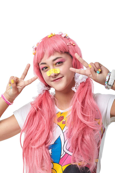 Portret Asian girl w perukę różowy obraz kawaii, na białym tle na białym tle. - Zdjęcie, obraz