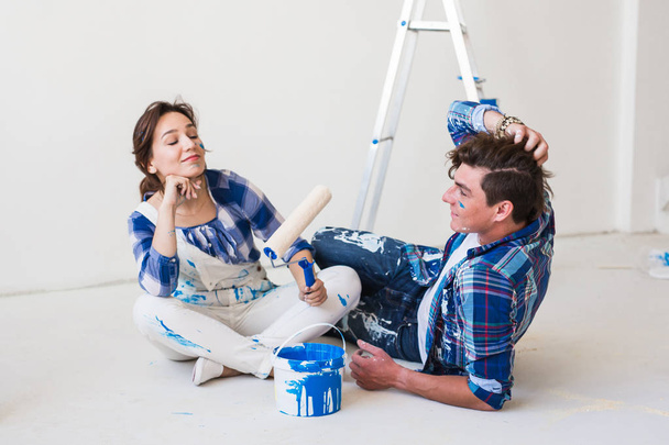 Kişi, tadilat ve ilişki kavramı - genç komik çift yeni Daire Tadilat yapıyor - Fotoğraf, Görsel