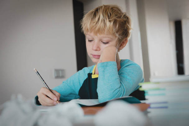 Junge müde vom Schreiben, Hausaufgaben machen - Foto, Bild