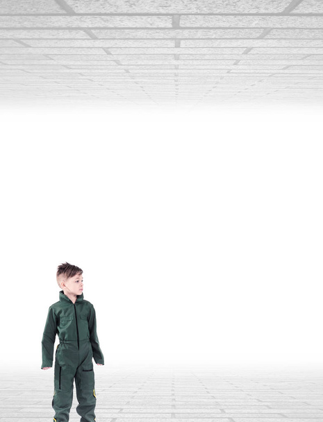 Šťastné veselé chlapec s velkým stojí v zelených letec jednotné izolovaných na bílém pozadí - Fotografie, Obrázek