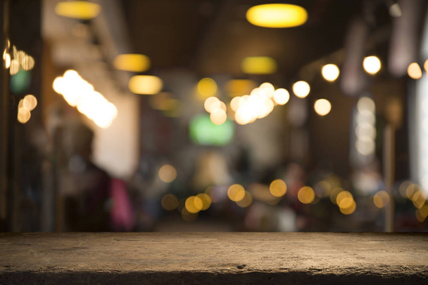 imagen de mesa de madera frente a fondo borroso abstracto de luces restaurantes - Foto, Imagen