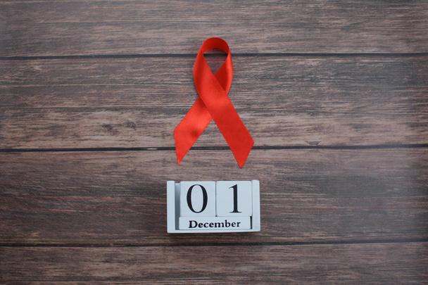 Concepto del Día Mundial del SIDA, círculo de cinta roja la fecha 1 de diciembre en el fondo del calendario blanco con espacio de copia para el texto, un día internacional dedicado a la sensibilización sobre el sida
, - Foto, Imagen
