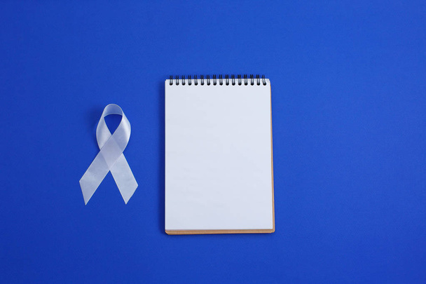 Cinta de color blanco para crear conciencia sobre el cáncer de pulmón y la esclerosis múltiple y el día internacional de la no violencia contra las mujeres
. - Foto, imagen