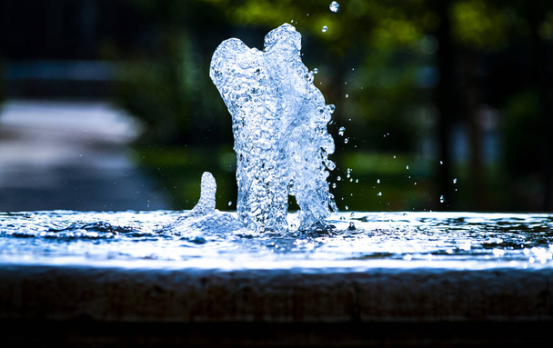 Suoraan kuvan suihkulähde vettä luoda kaksi ystäville muodossa
 - Valokuva, kuva