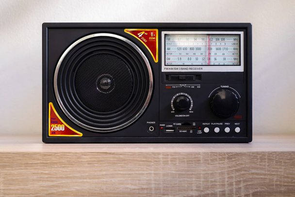 Reproductor de MP3 de aspecto retro vintage simple con receptor de banda de radio FM AM SW y lector USB
. - Foto, Imagen