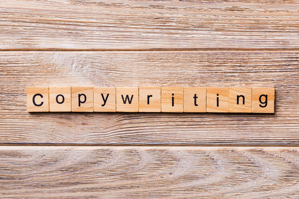 Copywriting λέξη γραμμένη σε ξύλινο φραγμό. Copywriting κείμενο σε ξύλινο τραπέζι για το desing, έννοια. - Φωτογραφία, εικόνα