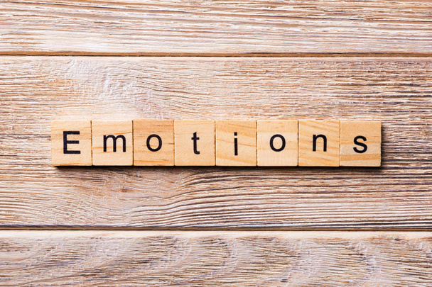 Слово EMOTIONS, написане на дерев'яному блоці. Текст EMOTIONS на дерев'яній таблиці для вашого бажання, концепція
. - Фото, зображення