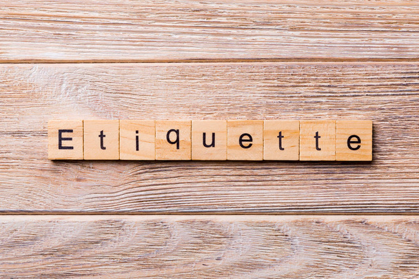 Slovo ETIQUETTE napsané na dřevěném špalku. ETIQUETTE text na dřevěném stole pro vaše přání, koncept. - Fotografie, Obrázek