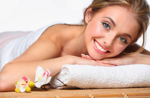 Close-up van een aantrekkelijke jonge vrouw ontvangen van massage . - Foto, afbeelding
