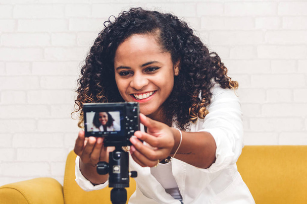 Herself.social メディア コンセプトを記録カメラの前でアフリカ系アメリカ人の女性ブロガー - 写真・画像