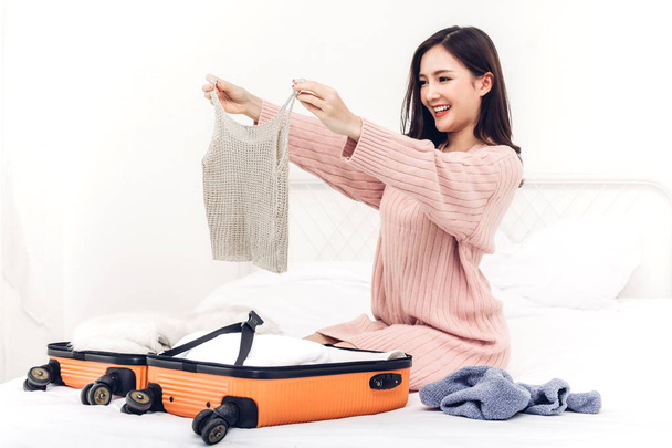 Femme emballant une valise bagages et sac à dos pour voyager à la maison.Concept vacances vacances
 - Photo, image