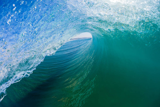 Серфинг океан волны серфинг полый вид трубки ездить внутри внешней водной фотографии
. - Фото, изображение