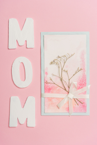 šťastné matky den pohlednice zdobený sušených rostlin a krajka pásky a slovo máma na růžovém pozadí papíru - Fotografie, Obrázek