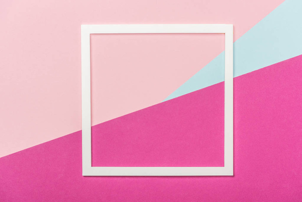 квадратная рамка из белой бумаги на трехцветном фоне
 - Фото, изображение