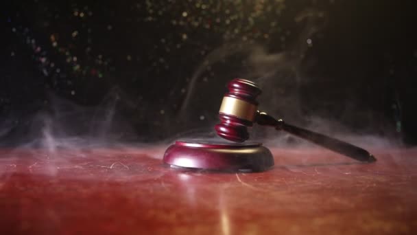 法律テーマは、正義の女神像の木製の机の上の裁判官のマレット。暗い霧の背景光と法律小槌。選択と集中 - 映像、動画