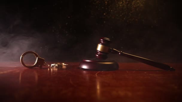 Δίκαιο θέμα, σφύρα του δικαστή στο ξύλινο γραφείο με Γιουστίτια άγαλμα. Σφυρί του νόμου σε σκούρο ομιχλώδες φόντο με το φως. Επιλεκτική εστίαση - Πλάνα, βίντεο
