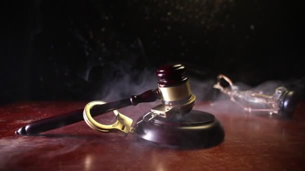 法律テーマは、正義の女神像の木製の机の上の裁判官のマレット。暗い霧の背景光と法律小槌。選択と集中 - 映像、動画