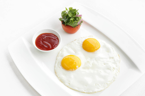 Soleado lado arriba huevos servidos en la restauracióntía para el desayuno
 - Foto, Imagen