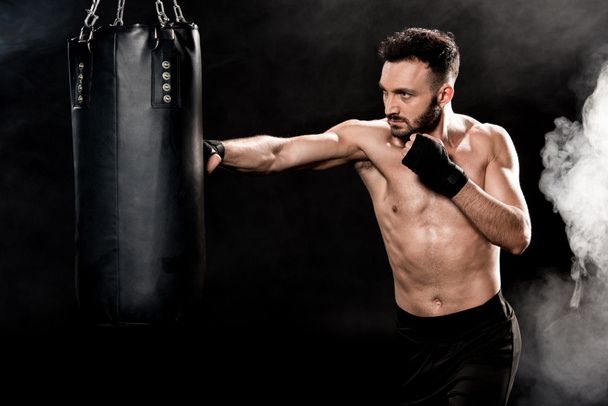 csinos sportos boxer üti a fekete füst boxzsák - Fotó, kép