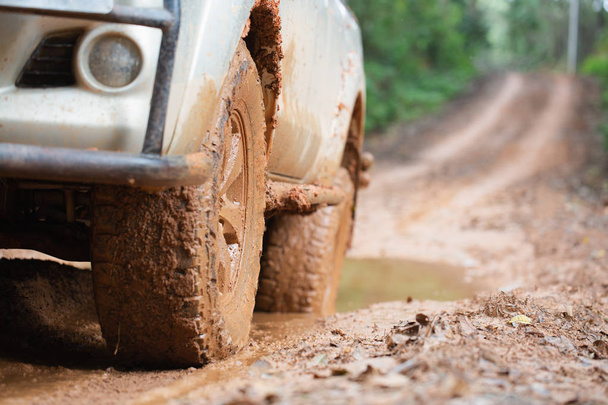  Carro offroad sujo, SUV coberto com lama na estrada rural, pneus off-road, offroad viagem e conceito de condução
. - Foto, Imagem