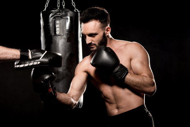 бородатый боксер борется с человеком в перчатках, изолированных на черный
 - Фото, изображение