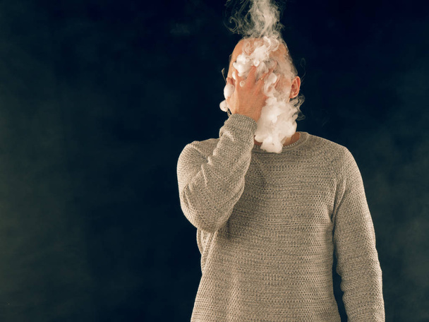 mladý muž kouření elektronické cigarety - Fotografie, Obrázek