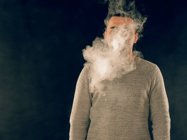 młody człowiek palenie elektroniczny papieros - Zdjęcie, obraz