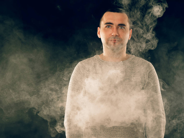 junger Mann raucht elektronische Zigarette - Foto, Bild