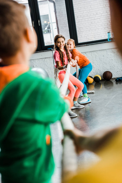 Spor salonunda savaş römorkör oynayan hevesli çocuklar - Fotoğraf, Görsel