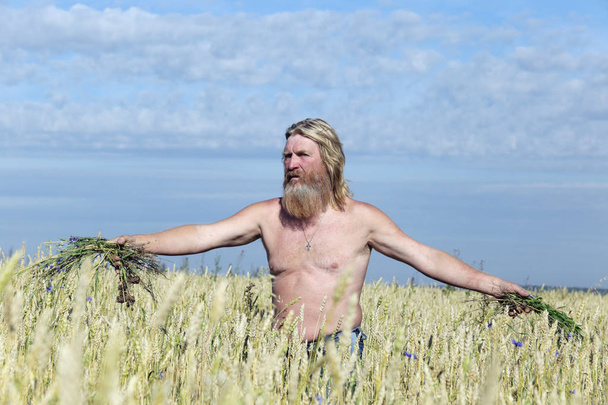portrait of peasant in a wheat field in summer day - Foto, imagen