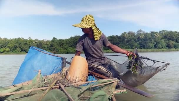 Fischer fangen Garnelen, ködern Netz und schieben es tiefer in einen Fluss - Filmmaterial, Video