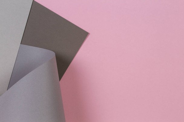 Абстрактная геометрическая форма на розовом и цветном бумажном фоне
 - Фото, изображение