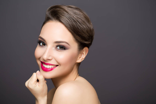 Portrait of a gorgeous brunette in elegant makeup. - Foto, Imagem