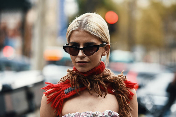 October 2, 2018: Paris, France - Influencer with stylish outfit posing during Paris Fashion Week  - PFWSS19 - Foto, Imagem