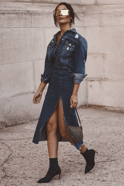 September 29, 2018: Paris, France - Stylish outfit during Paris Fashion Week, street style concept  - PFWSS19 - Foto, afbeelding