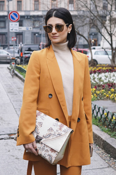 Milan, Italy - February 22, 2018: Fashion influencer wearing Max Mara bag, posing before Max Mara show during Milan Fashion Week. - Valokuva, kuva