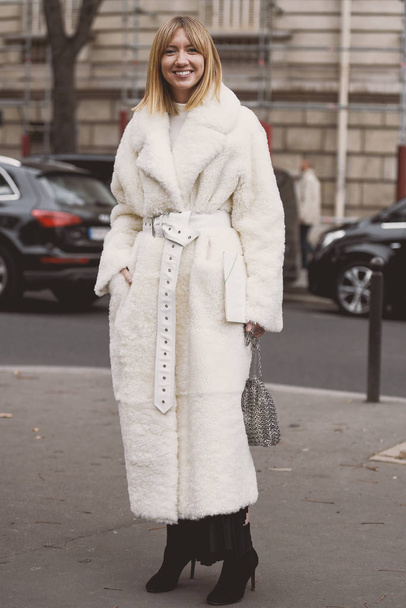October 2, 2018: Paris, France - Street style outfit during Paris Fashion Week  - PFWSS19 - Foto, immagini