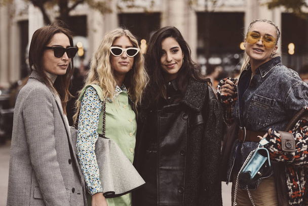October 2, 2018: Paris, France - Street style outfits during Paris Fashion Week  - PFWSS19 - Foto, Imagen
