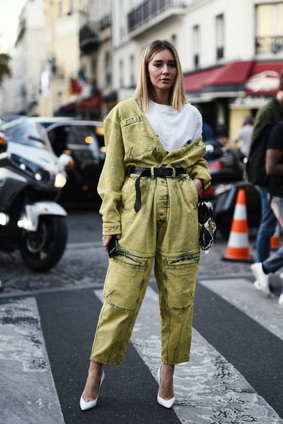 27. september 2018: paris, france - street style auftritt während der paris fashion week - pfwss19 - Foto, Bild